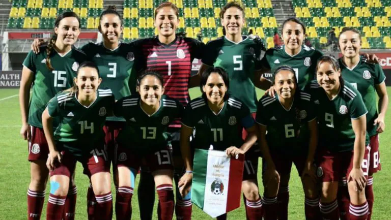 TWITTER @MISELECCIÓNMX Tri Femenil posa previo a un compromiso