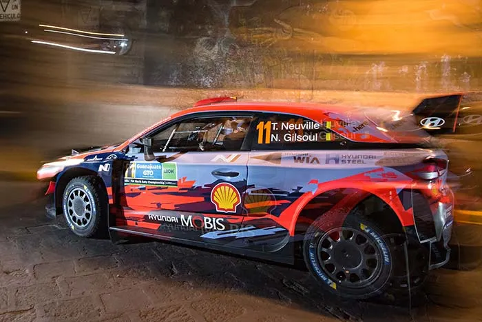 Uno de los pilotos se prepara antes de arrancar