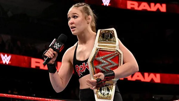 Ronda Rousey en el ring de RAW, en la WWE