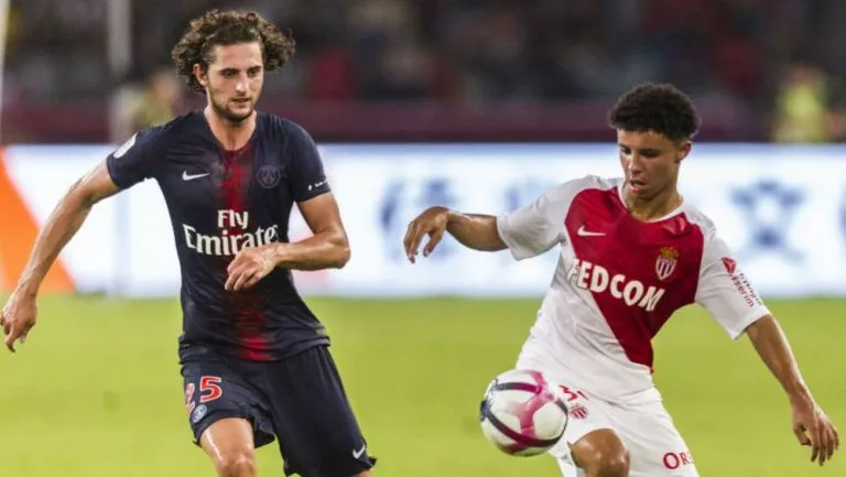 Rabiot lucha por laredonda en un juego del PSG contra Mónaco