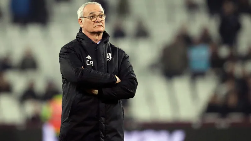 AP Ranieri observa un duelo desde el banquillo del Fulham