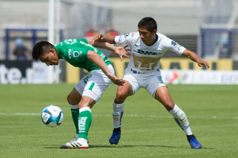 IMAGO7 Ángel Mena e Idekel Domínguez disputan un balón