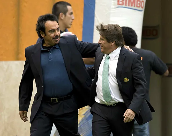 MEXSPORT Hugo Sánchez y Piojo se saludan previo a un juego