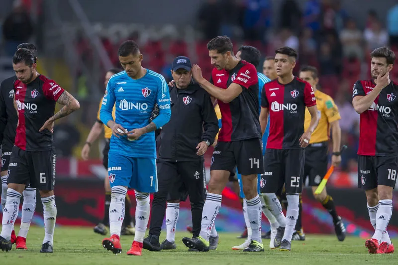 Jugadores de Atlas salen tras la derrota ante Cruz Azul