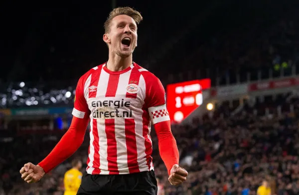 Luuk de Jong festeja gol con el PSV
