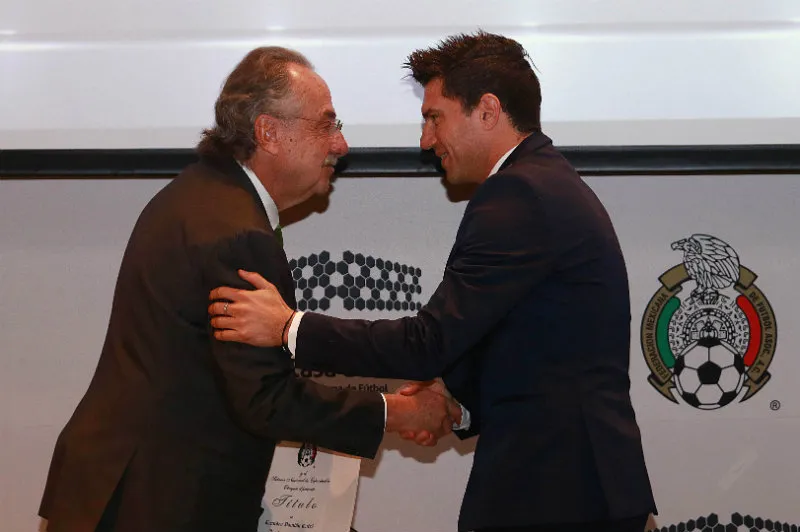 IMAGO7 Cufré cuando recibió su titulo como director técnico