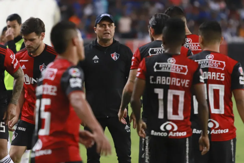 IMAGO7 Hoyos da una indicación a los jugadores de Atlas en un partido