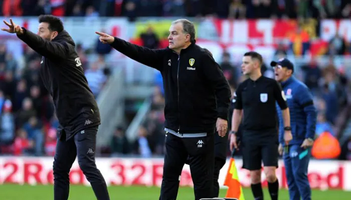 Bielsa dirigiendo un partido del Leeds United