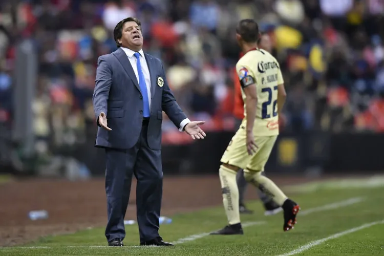 IMAGO7 Miguel Herrera reclama una falta durante un juego con América