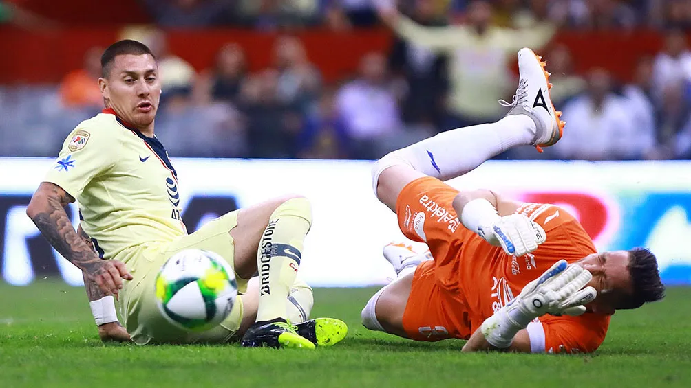 IMAGO7 Momento de la jugada polémica entre Castillo y el arquero Vikonis