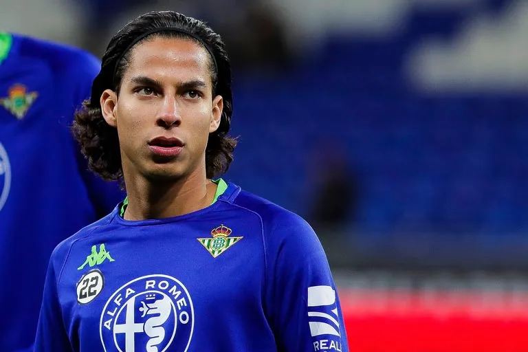 Diego Lainez durante el calentamiento del Betis