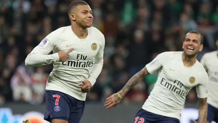 Mbappé festeja una diana con el PSG