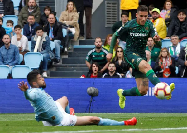 Tello y Araujo durante el partido en Balaídos