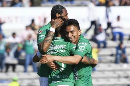 Jugadores celebran anotación de La Fiera