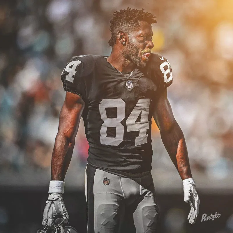 Antonio Brown ilustrado con el uniforme de los Raiders