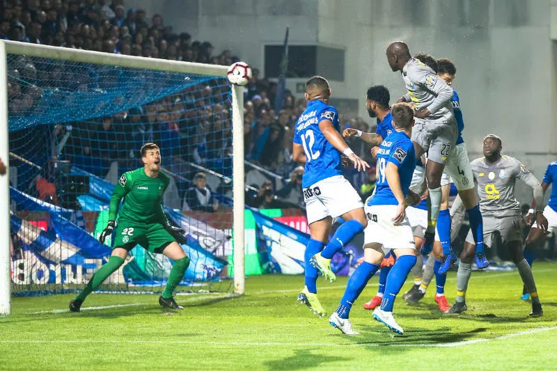 Momento exacto del remate de Danilo que terminó en gol