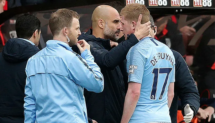 AP Guardiola con De Bruyne en un partido del City