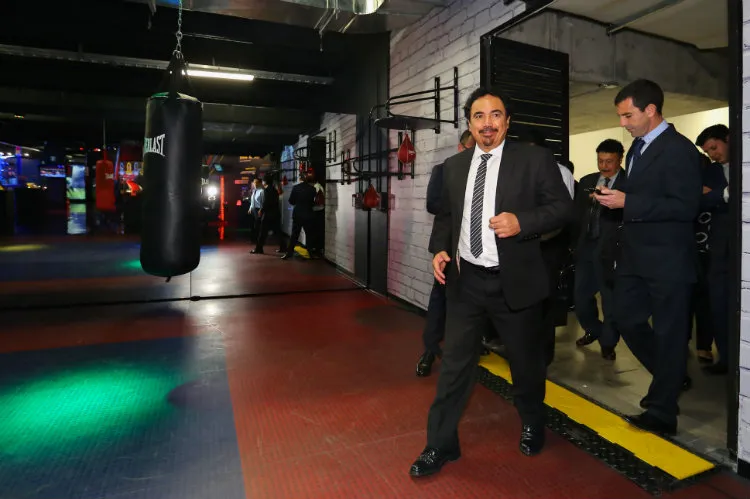 IMAGO7 Hugo Sánchez arriba a una conferencia de prensa