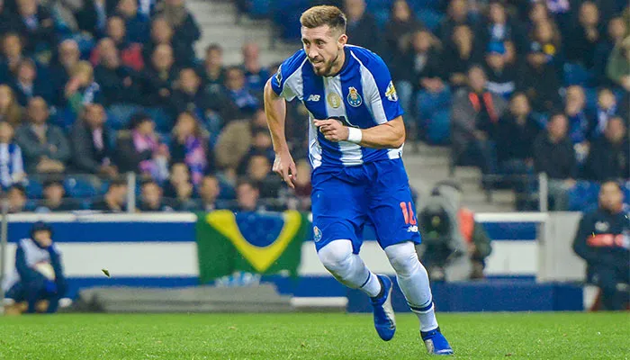 Herrera en partido con el Porto