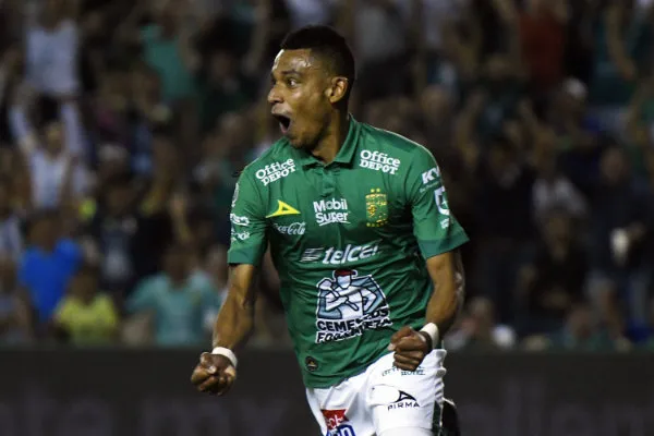 William Tesillo celebra una anotación frente a Santos Laguna