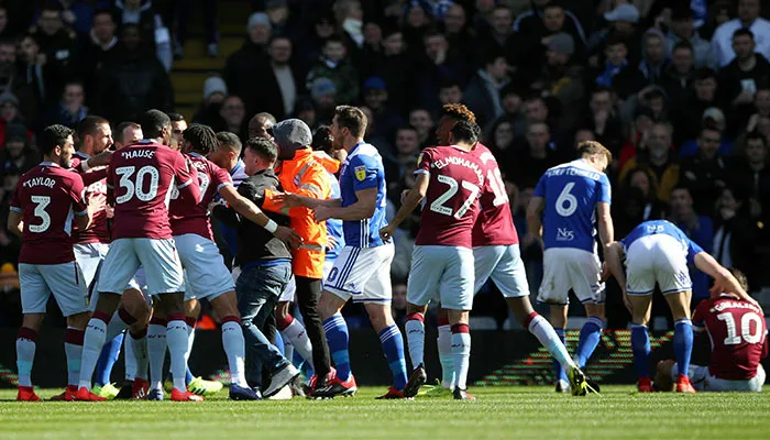 Momento en que Paul Mitchell es detenido por golpear a Jack