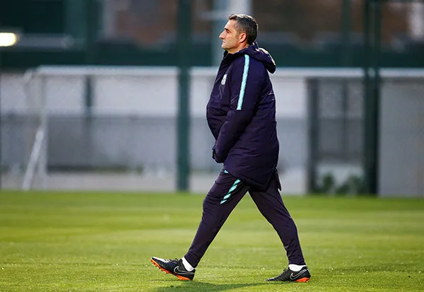 Valverde camina en entrenamiento del Barcelona