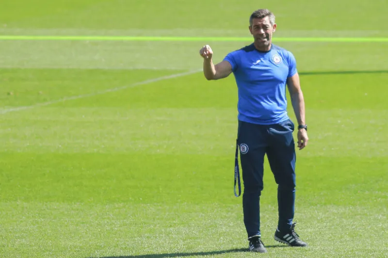 IMAGO7 Caixinha dirige una práctica de Cruz Azul