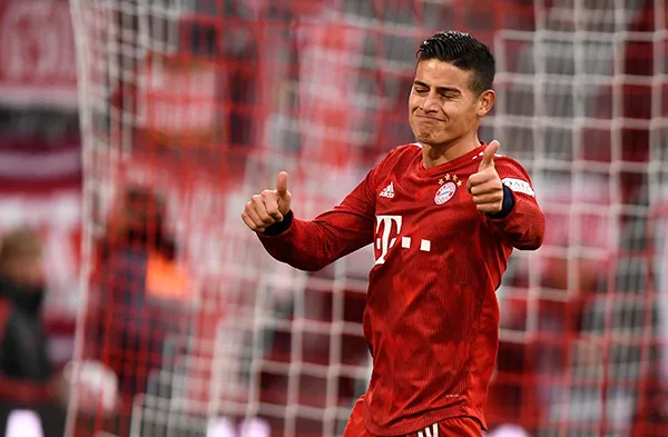 James realiza gesto afirmativo en juego de Bayern