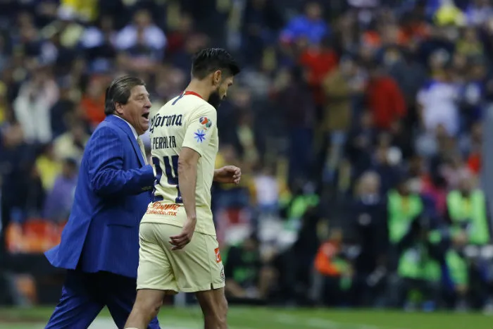 Miguel Herrera y Oribe Peralta en un partido con el América
