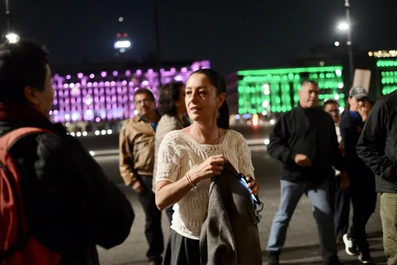 Claudia Sheinbaum afuera de Palacio Nacional