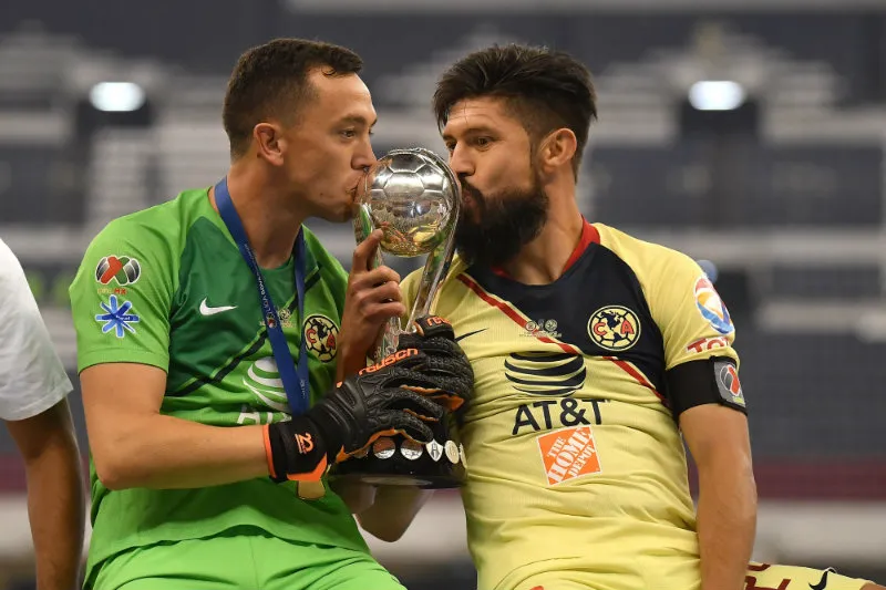 MEXSPORT Marchesín y Oribe Peralta besan el trofeo de Campeón del A2018