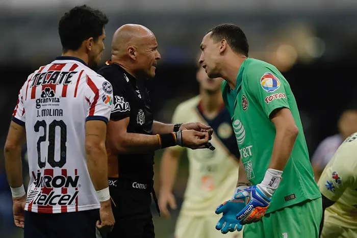 El portero de las Águilas encara a Francisco Chacón