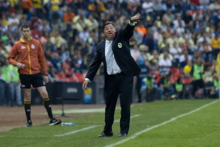 Piojo Herrera da indicaciones a los jugadores del América