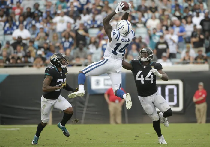 AP Jugadores de Jaguars intentan robar el ovoide