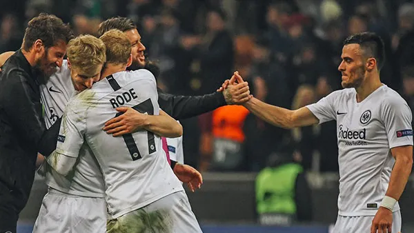 Jugadores del Frankfurt se felicitan tras el triunfo