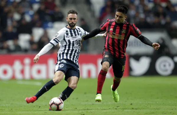 Layún y Martínez durante el partido