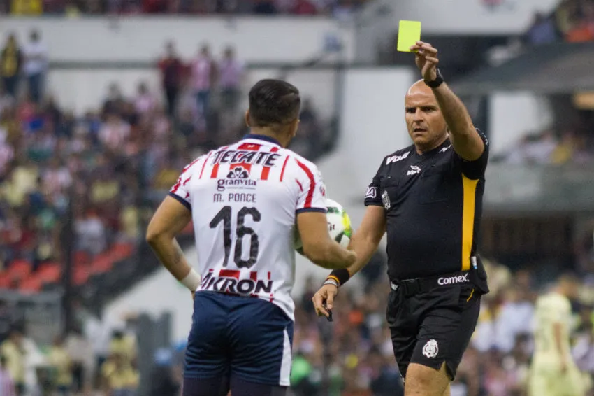 Chacón le saca tarjeta amarilla a Ponce