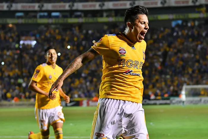 Carlos Salcedo grita en celebración