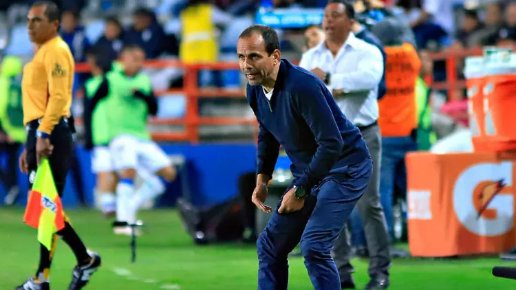 IMAGO7 Óscar Pareja observa el juego de sus discípulos