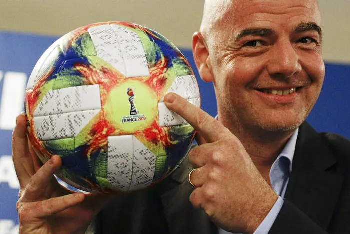 Infantino posa con balón del mundial femenino