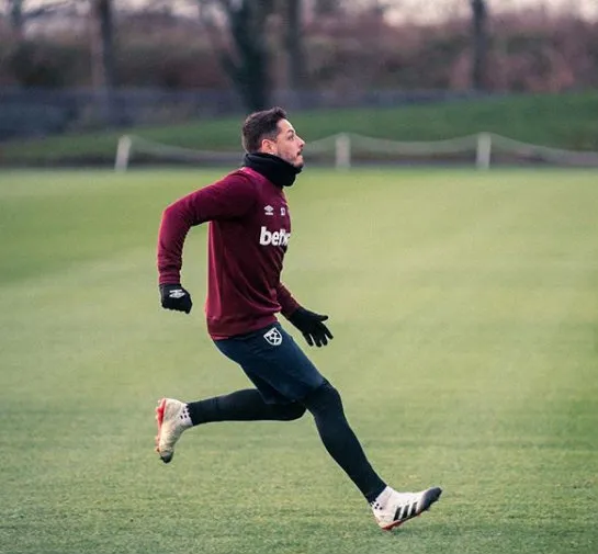 Chicharito durante un entrenamiento del West Ham
