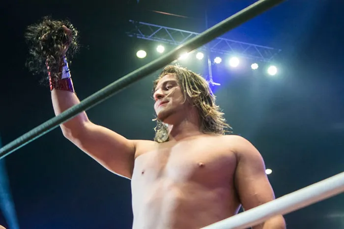 Niebla Roja posa con la cabellera de un rival