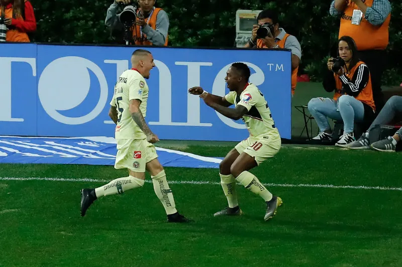 Nico Castillo y Andrés Ibargüen festejan un gol