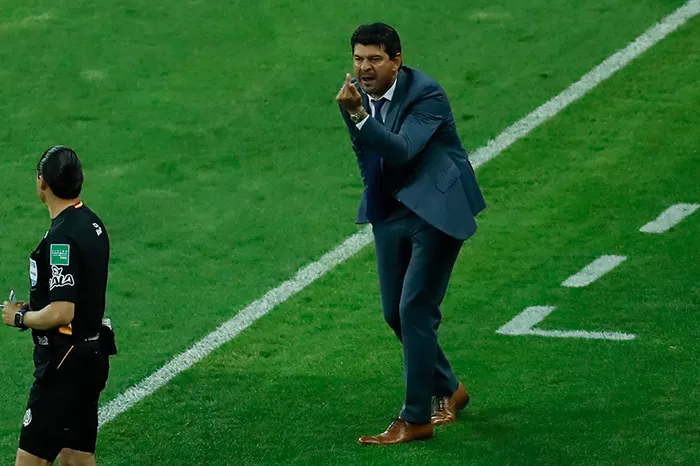 El timonel de Chivas reclama al cuarto árbitro