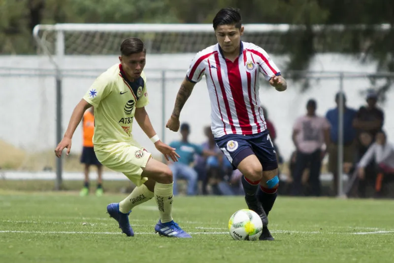 Eduardo López durante el Clásico Nacional Sub 20
