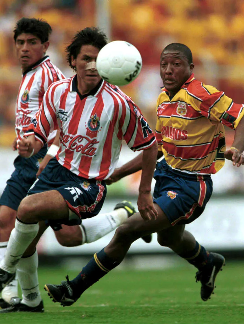 MEXSPORT Claudio Suárezy Claudinho disputan un balón