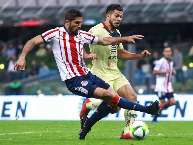 IMAGO7 Jair Pereira intenta detener el ataque de Henry Martín