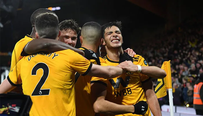 Jiménez festejando con sus compañeros ante el Man. United