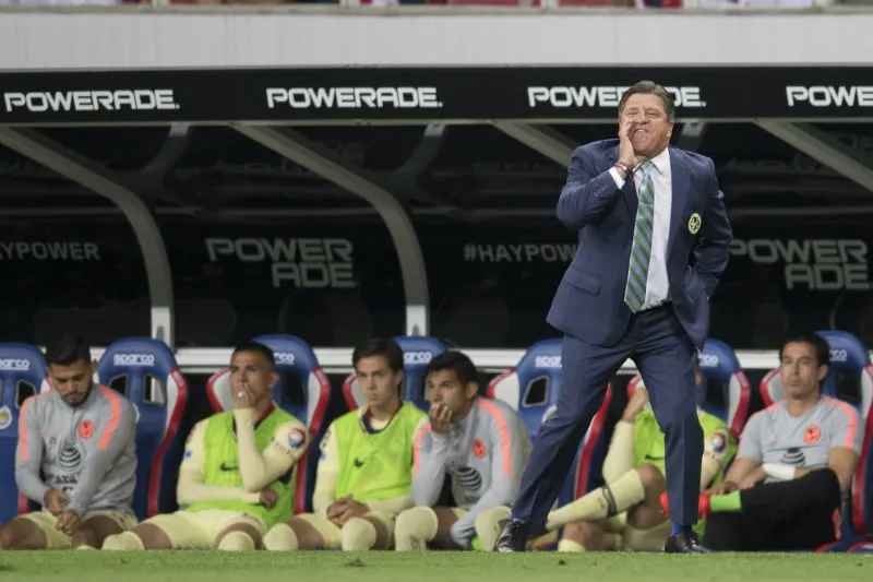 MEXSPORT Miguel Herrera dando indicaciones durante el Clásico Nacional