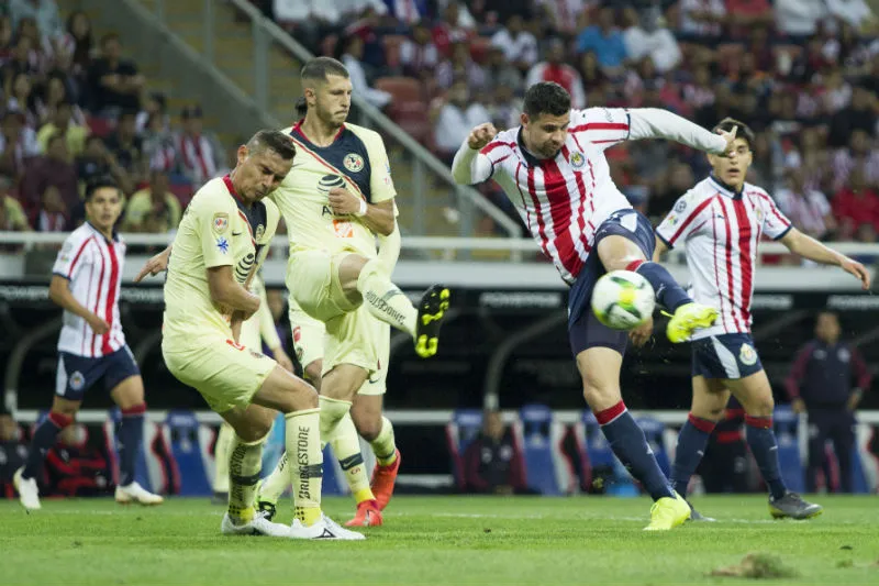 IMAGO7 Paul Aguilar intenta bloquear un tiro de Chivas